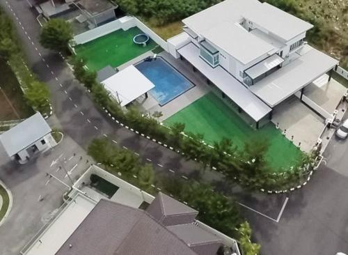 une vue aérienne d'une maison avec piscine dans l'établissement CloClo Villa - Truly Cuti-Cuti Melaka (24pax), à Malacca