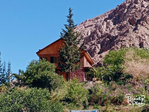 een huis aan de zijkant van een berg bij Hermosa casa familiar para 8 personas con tinaja-Cochiguaz Valle de Elqui in Paihuano