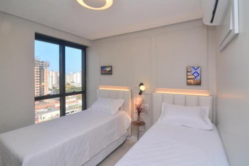 Postel nebo postele na pokoji v ubytování Apto. dois quartos extremamente luxuoso e na praia