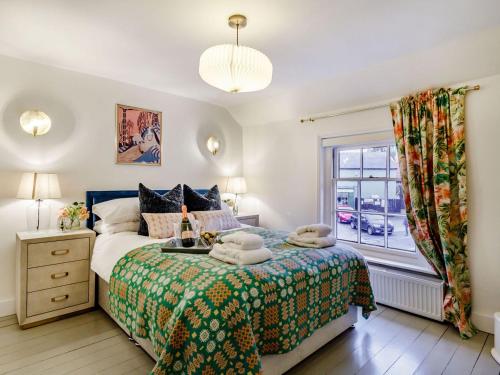 een slaapkamer met een bed en een raam bij The Yellow Cottage On The Hill in Framlingham