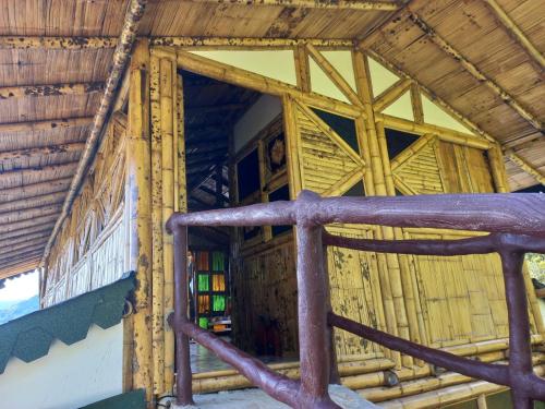 an entrance to a wooden building with wooden beams at Cabaña LuzMi Cocorná in Cocorná