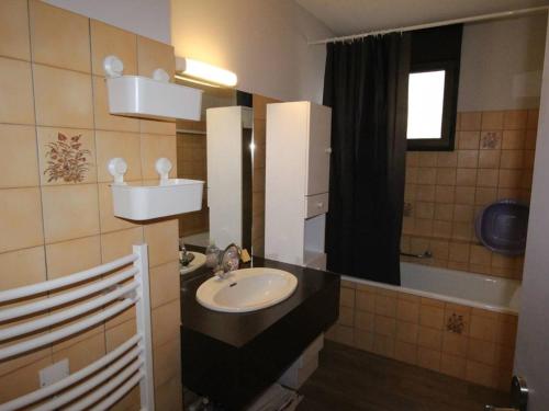 une salle de bain avec un lavabo et un miroir dans l'établissement LUCHON T2 RENOVÉ AVEC BALCON ET PARKING - FR-1-313-211, à Luchon