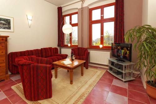 オストゼーバート・コゼロウにあるVilla Maria Wohnung 06のリビングルーム(赤い椅子、テレビ付)
