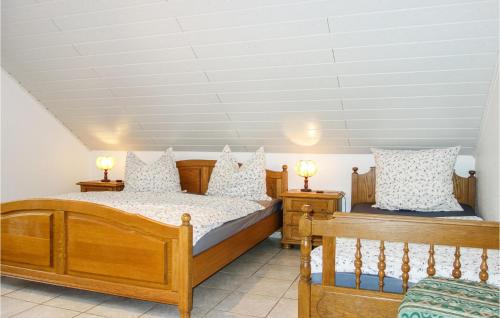 1 dormitorio con 2 camas y 2 lámparas en las mesas en Pet Friendly Apartment In Bongard With Kitchen, en Bongard