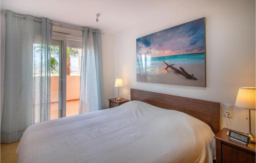 ein Schlafzimmer mit einem Bett und einem großen Wandgemälde in der Unterkunft 2 Bedroom Cozy Apartment In Alhama De Murcia in El Romero