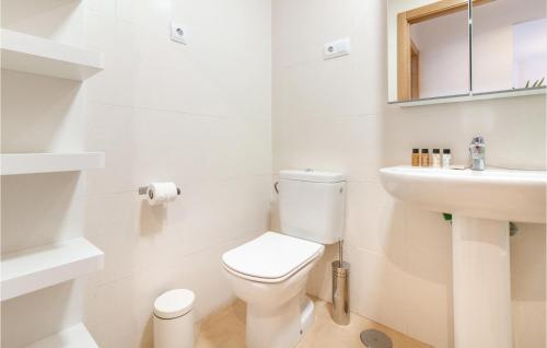 ein weißes Bad mit einem WC und einem Waschbecken in der Unterkunft 2 Bedroom Cozy Apartment In Alhama De Murcia in El Romero