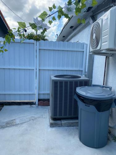 Foto dalla galleria di Tiny place w private hot jacuzzi 7 min to Miami international airport a Miami