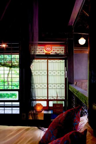 a room with a window with a bed and a bed sidx sidx sidx at Traditional house, Blue moon villa, 古民家 蒼月庵 in Kimitsu