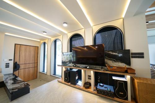 Televisyen dan/atau pusat hiburan di Movenpick Pool villa by Angkana