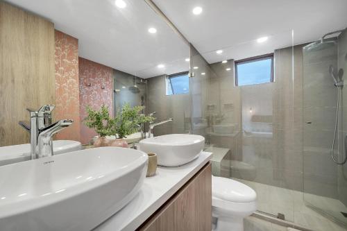 un bagno con lavandino, WC e doccia di Aptos Alcazar Oviedo By HOUSY HOST a Medellín