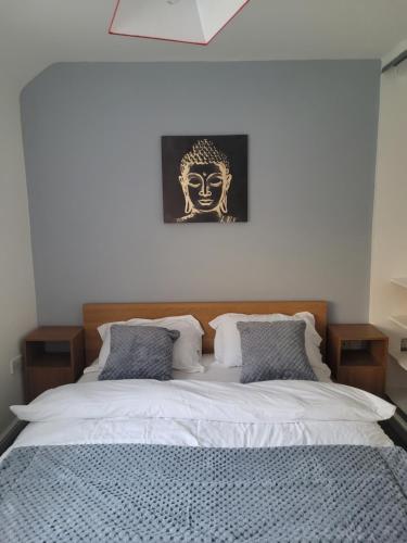 No 6 Decent Home (Cozy double bedroom) في آشتون أندر لين: غرفة نوم مع سرير أبيض كبير مع اللوح الأمامي