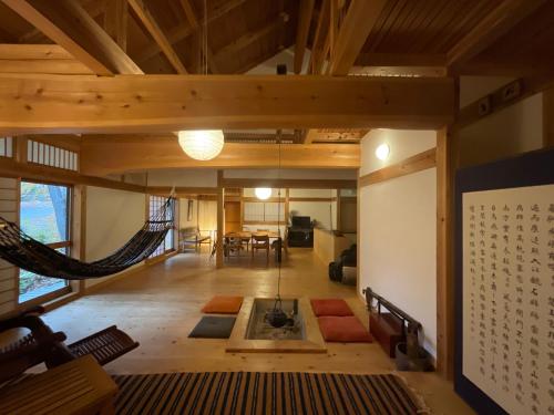 uma vista superior de uma sala de estar com uma sala chinesa em Villa Iizuna Plateau -飯綱高原の山荘- em Nagano