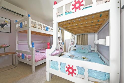 two bunk beds in a childs bedroom at Melbourne Luxury Villa at Doncaster in Nunawading
