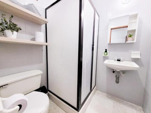 ein Badezimmer mit Dusche, Toilette und Waschbecken in der Unterkunft Apartamento Rodadero Santa Marta Edificio Santorini in Rodadero
