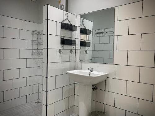Baño blanco con lavabo y espejo en Island House Rentals 26, en Ko Samed