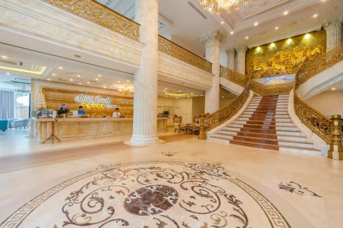 hol ze spiralnymi schodami oraz hol z restauracją w obiekcie Thien Thanh Resort w Duong Dong