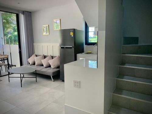 una cucina con frigorifero, divano e tavolo di Island House Rentals 26 a Ko Samed