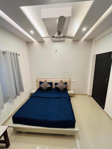 a bed in a room with a ceiling at Skyard Premium, Tapovan in Rishīkesh