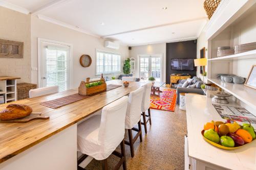 una cucina e un soggiorno con un grande ripiano in legno di The Edward Townhouse 155 - Steps to Town a Orange