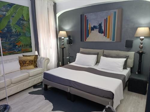 Postel nebo postele na pokoji v ubytování Contemporary art by Spanish step
