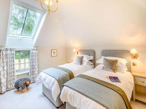 um quarto com duas camas e um cão de peluche em Halton Lodge em Spilsby