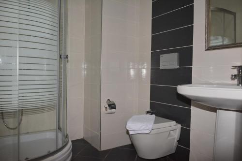 La salle de bains est pourvue de toilettes et d'un lavabo. dans l'établissement Club Palm Garden Keskin Hotel, à Marmaris