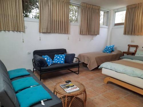 uma sala de estar com duas camas e um sofá em har nof apartment em Jerusalém