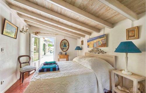 1 dormitorio con 1 cama con lámpara azul y silla en Cozy Home In Saint-vivien-de-medoc With Wifi, en Saint-Vivien-de-Médoc