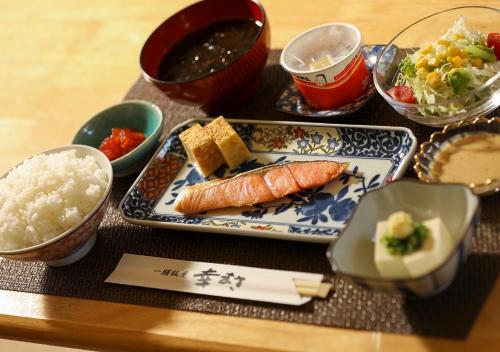 stół z talerzami żywności i ryżu w obiekcie oyado nanahoshi - Vacation STAY 59285v w mieście Hokuto