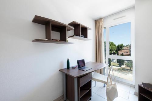 a home office with a desk and a window at Garden & City Toulon in Toulon