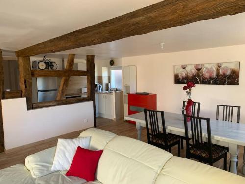 un salon avec un canapé blanc et une table dans l'établissement T3 neuf - maison alsacienne au calme avec cour privée, à Dachstein