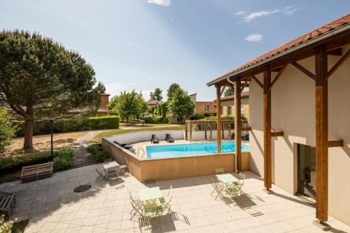 an image of a house with a swimming pool at Garden & City Lyon - Marcy in Marcy-lʼÉtoile