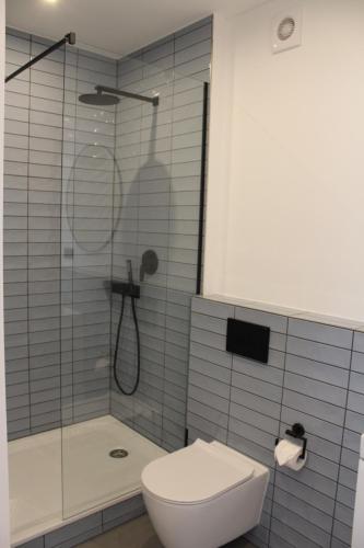a bathroom with a shower with a toilet and a sink at ARRIVEL Apartements Heimstetten - bisher Novitel in Kirchheim