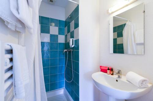 a bathroom with a sink and a shower at Garden & City Lyon - Marcy in Marcy-lʼÉtoile