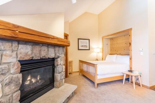 Кровать или кровати в номере Buffalo Lodge by Summit County Mountain Retreats