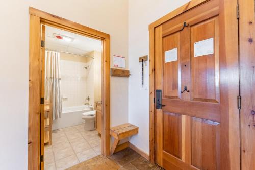 Ванная комната в Buffalo Lodge by Summit County Mountain Retreats