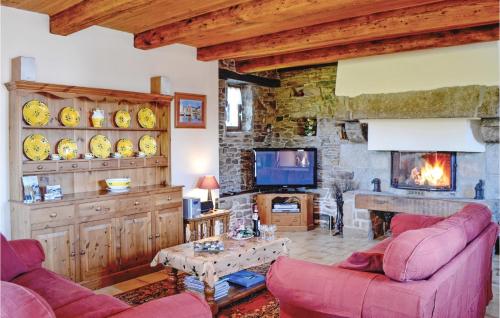 - un salon avec deux canapés roses et une cheminée dans l'établissement Amazing Home In Pleudaniel, à Pleudaniel
