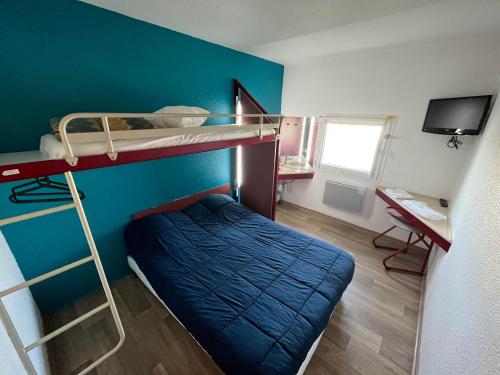 Cette petite chambre comprend des lits superposés et un bureau. dans l'établissement Hotel Eco Blois, à Vineuil
