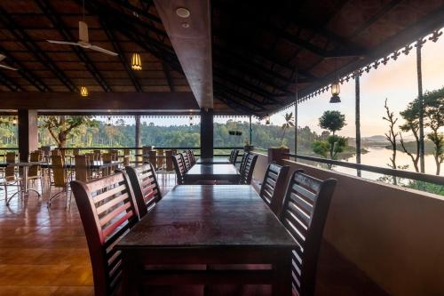 Un balcón o terraza en Karapuzha Village Resort