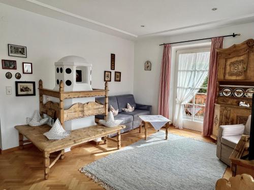 salon z kanapą i stołem w obiekcie Villa St. Oswald w mieście Seefeld in Tirol