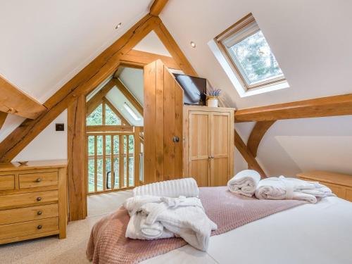 1 dormitorio con 1 cama con toallas en Swn Y Nant en Llanspyddid