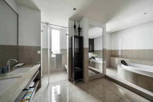 Koupelna v ubytování Taipung Suites