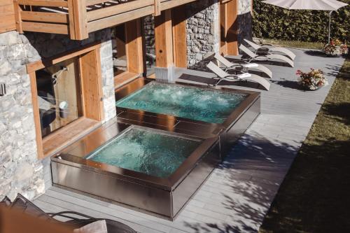 an overhead view of a hot tub on a patio at Hôtel et Spa Le Delta in Le Grand-Bornand