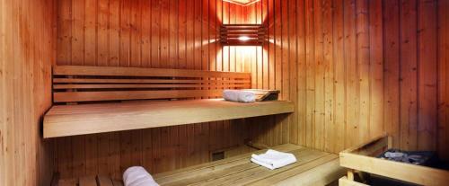 una sauna de madera con un banco de madera en una habitación en Appartement 6 places La Toussuire en La Toussuire