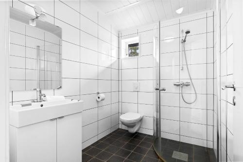 y baño con aseo, lavabo y ducha. en Topcamp Onsakervika - Tyrifjorden, en Svensrud