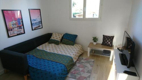 ein Wohnzimmer mit einem Sofa und einem TV in der Unterkunft Adorable guest house with piscine in Lempaut