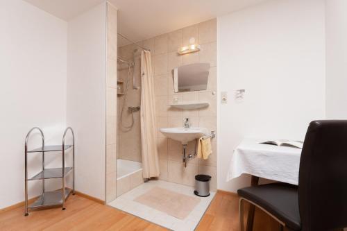 y baño pequeño con lavabo y ducha. en Appartement Imelda, en Umhausen