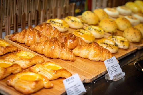 un montón de pasteles en exhibición en una panadería en Hotel Indigo Xiamen Harbour, an IHG Hotel en Xiamen