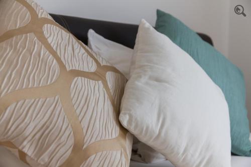 een groep kussens op een bed bij 2Anna Apartments in Surčin