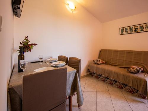 Apartments Torina في باشمان: غرفة معيشة مع طاولة وأريكة